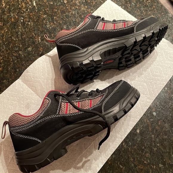 Steel toed workers shoe. - Picture 5 of 5